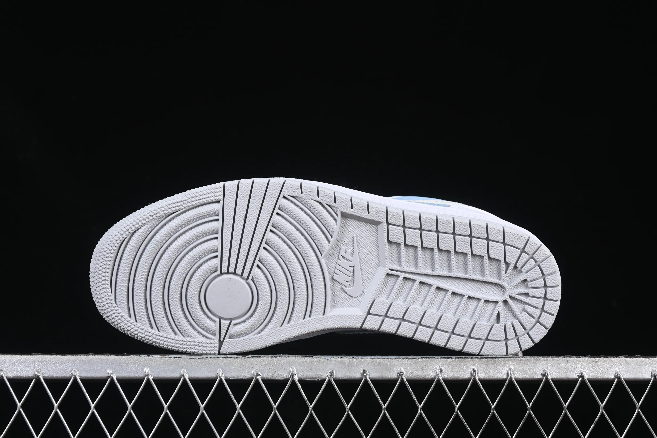 All categories Air Jordan Jordan series basketball shoes Air Jordan 1 Low Air Jordan 1 Low "True Blue" AJ1 Joe 1 burst white and blue color low-top basketball shoes IB7692-400